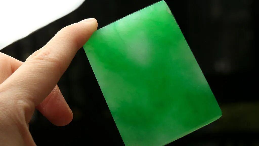 满绿的翡翠片料，看整体的起货效果，你们觉得值吗？