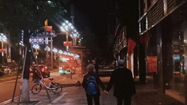 姑姑不是亲的，却锁了院门等我们十五年