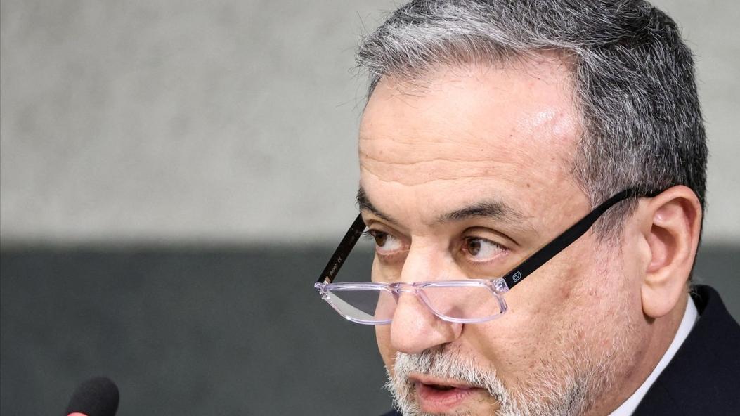 伊朗外长表示：“美国必须选择对话的道路，而不是对立和紧张的道路。伊朗核问题无法通过军事行动来解决。”