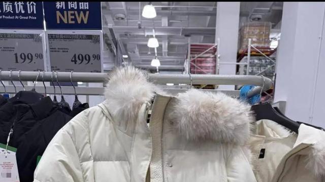 超市三四百元羽绒服抢疯了，背后是消费者更理性了