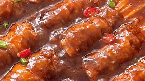 酱汁浓郁的金针菇肥牛卷：一锅焖出的懒人硬菜