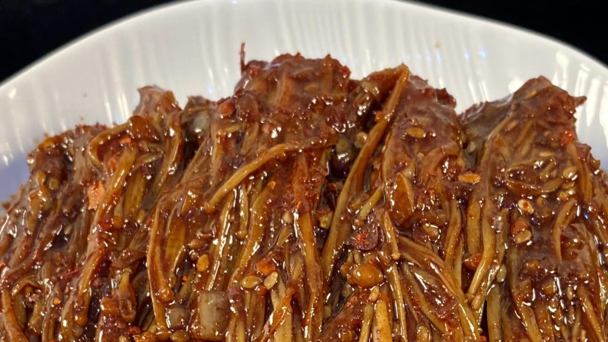 比烧烤还上头的香辣金针菇，在家轻松复刻，鲜辣脆爽超下饭！