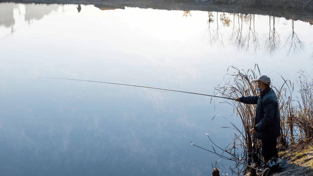 新手买长竿，别胡乱花钱！野钓师：记住4原则，一竿一桶战江湖！