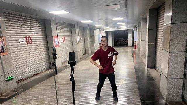 6岁抗癌女孩走了！父亲曾在地下通道直播跳舞筹款救女