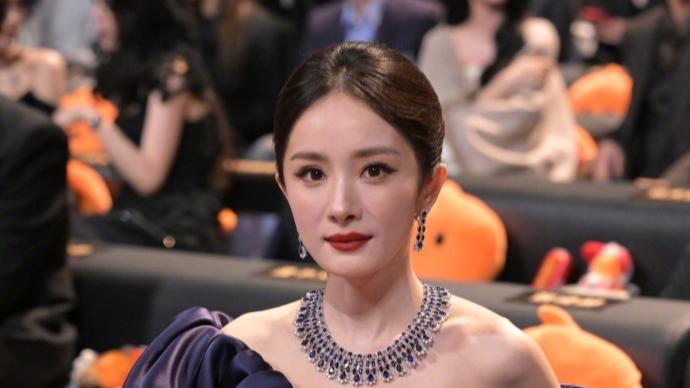 杨幂“绛唇高光时刻”：一抹红唇锁定审美C位