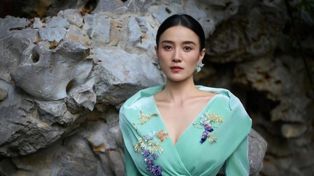 宋佳一袭绿意火出圈，被夸东方骨相美，其实是赢在没硬撑