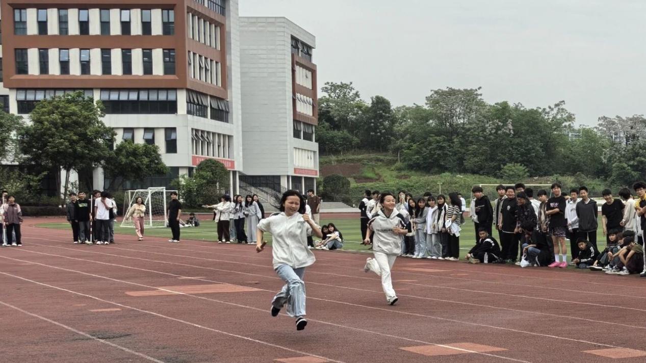 不止是比赛：重庆工贸技师学院以师生迎面接力赛诠释“以体育人”