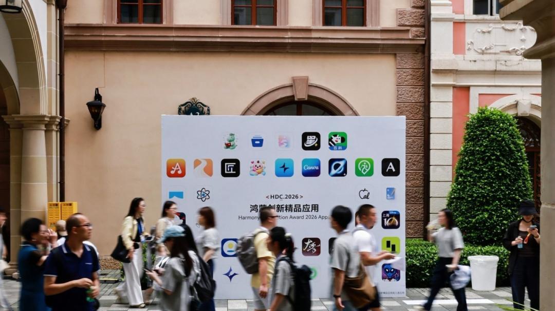 当AI开始“懂”鸿蒙，操作系统生态的“鸡和蛋”困局终于有解了