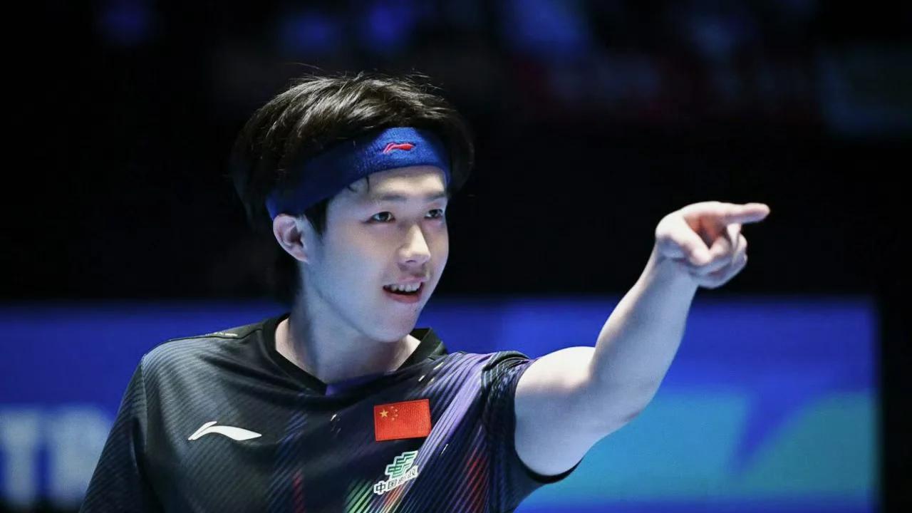 王楚钦夺冠后坦言：张本进步很大，第一局发球手都在抖！