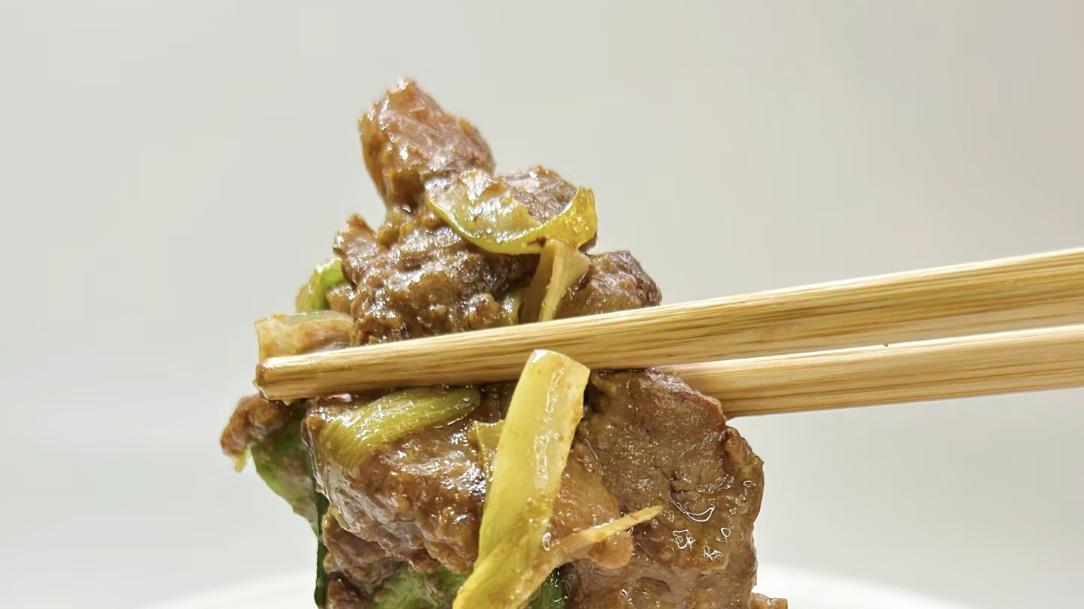 葱烧牛肉：一口葱香，一口肉嫩，米饭杀手来了！