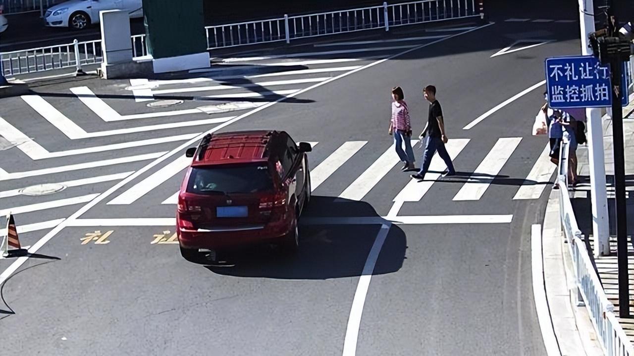 行人走斑马线过马路，右转车与行人抢行，到底应该谁让谁？