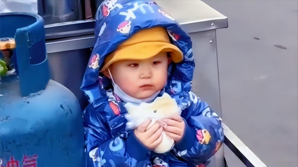 成人忙着丈量终点，孩子蹲着收藏星光