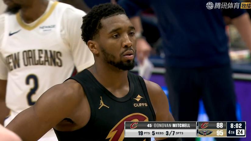 骑士险胜！哈登20+6+10，赛后哈登一把抱住墨菲，又去找小乔丹拥抱