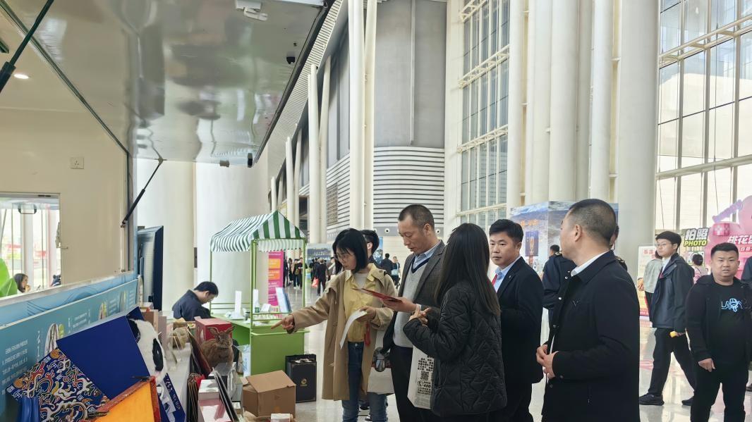 天府地标亮相春糖 成都本土好物香飘全国