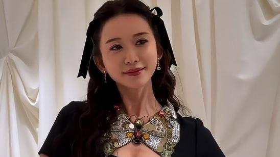 51岁林志玲花朵袜低胸裙，新造型很有少女感！