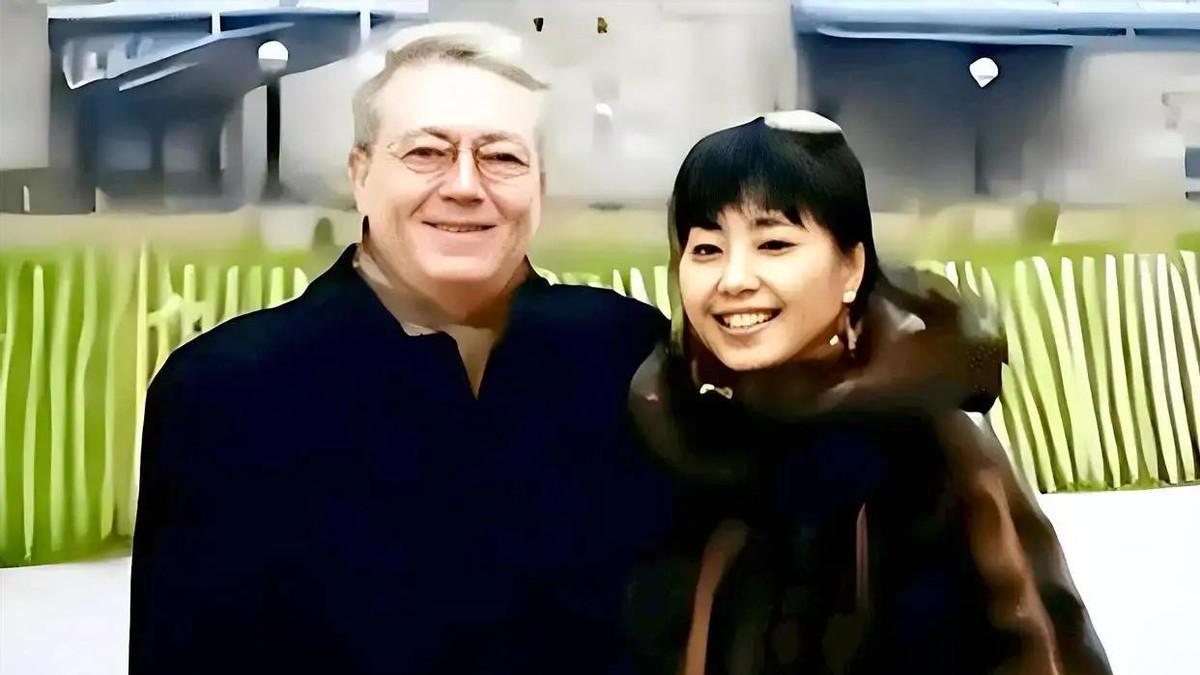 华晨宇殷秀梅手挽手下班引发热议