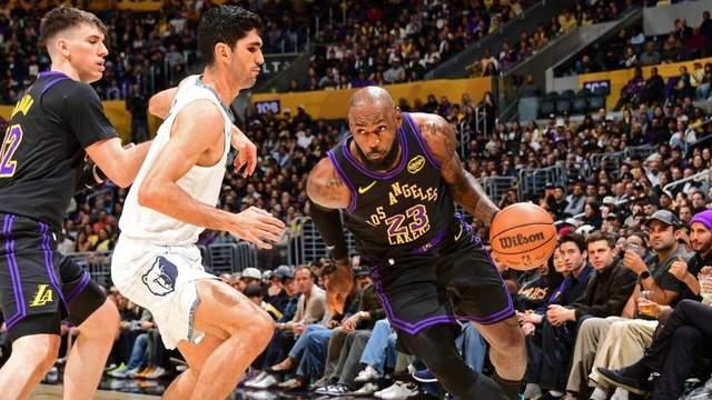 轻取灰熊！东契奇34+8，詹姆斯31+9历史第一，雷迪克也找到答案了