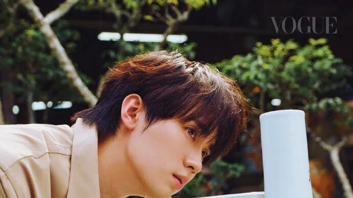 周翊然首封 VOGUE 太会玩！丛林里的野生少年，三重身份焊死探索感！