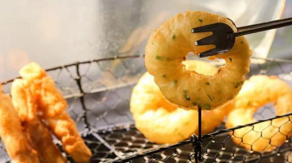 葱油粑粑，米浆与香葱炸出的金黄酥脆