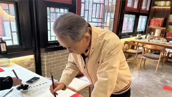 以食为媒，以墨传情/著名书画家路仁茂，先锋派作家王新走进韶关会馆共迎新年