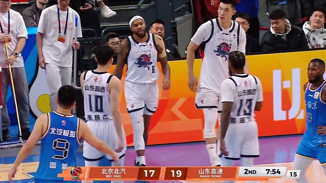 山东87-85绝杀迎5连胜！珀塞尔22分大心脏，赛后谁注意赵睿的表情