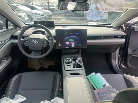 小白聊车：丰田bZ5逆势涨1万，13.98万起，家庭用户该冲吗？