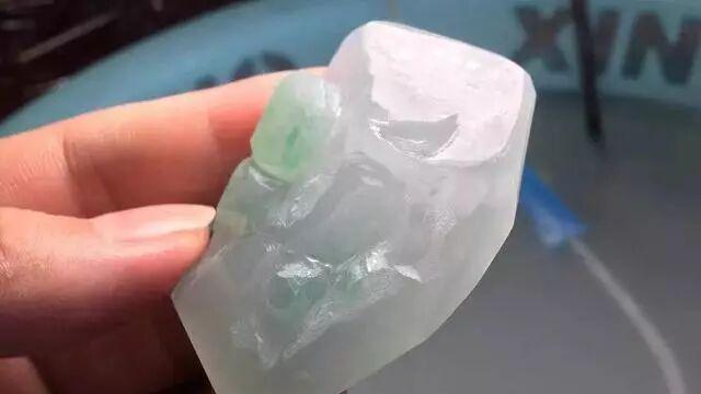 一块布满裂的糯冰小料从中起货弥勒佛大牌，真是美啊！