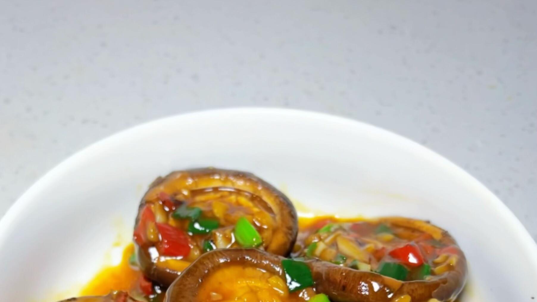 这道红烧香菇直接把我香迷糊了！香菇吸满了浓郁的酱汁