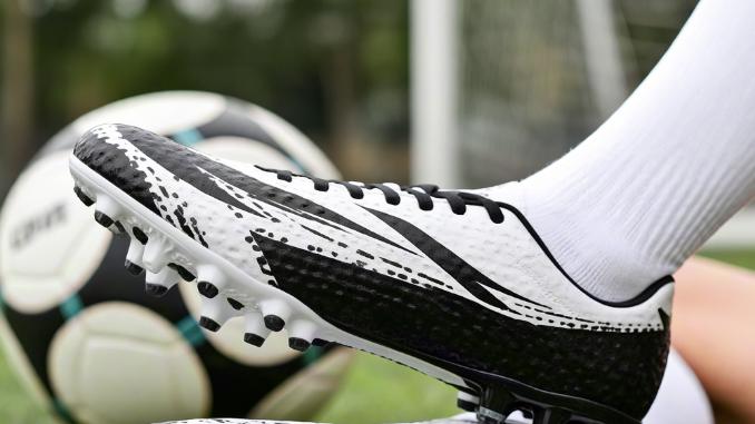 足球鞋钉暗藏黑科技：提升射门速度30%