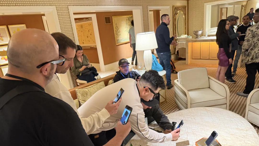 荣耀ROBOT PHONE亮相2026 CES，以颠覆性设计斩获多项顶级大奖