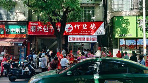 南宁网红美食“竹盐鸡”进驻柳州，打造桂菜交流新名片