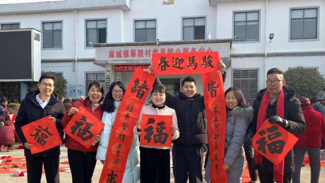 荆楚“红色文艺轻骑兵”送春联小分队走进荆门掇刀蔡院村