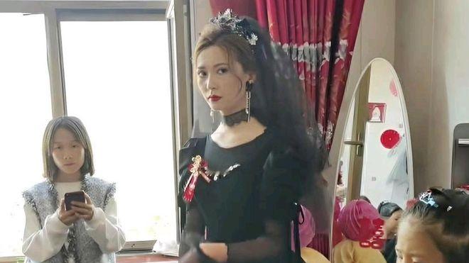 25岁女子结婚出妖风，黑色婚纱将婆家弄无奈，新郎全程黑着脸