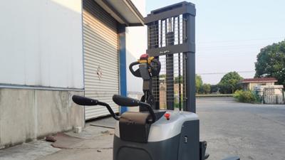 站驾式小型电动叉车 2吨堆高车使用技巧