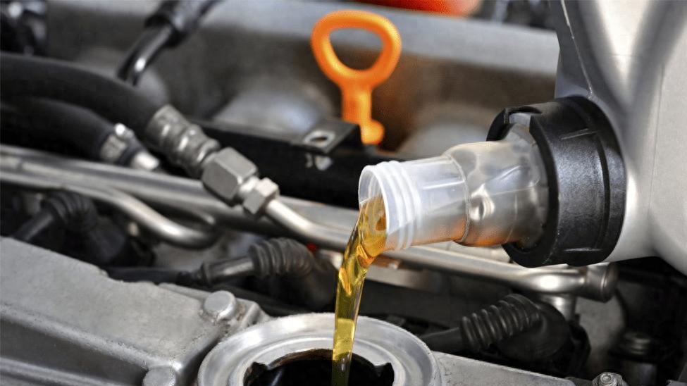 机油加多了有什么危害？这些隐形伤害太坑了