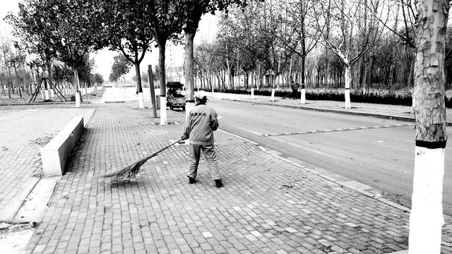大雪天里的电子脚镣？当环卫工不敢停步，我们该谈谈技术的“体温”