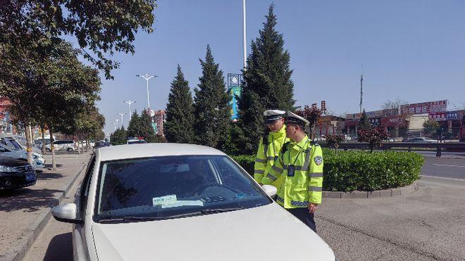 稷山交警亮剑！全力整治稷南大街违法停车