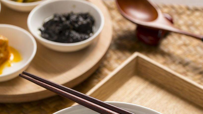 烧饼铺里的皮蛋瘦肉粥，暖了晨光