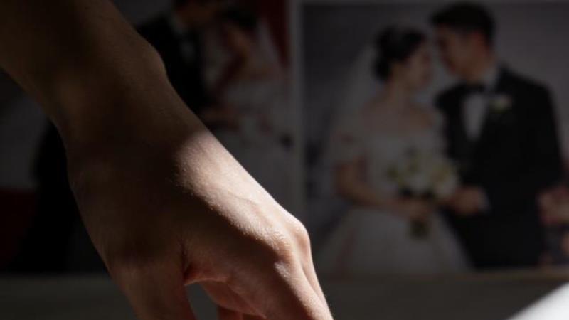 男人出轨被抓包总爱说“就是玩玩”，女人要是跨出那条线，十有八九会哭着说“你知道我这些年怎么过的吗”。