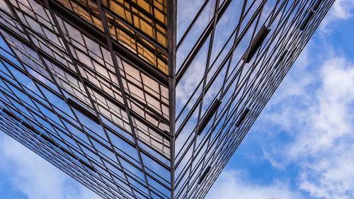 从“抢着买”到“抢着卖”：上海房价跌破7万，中产财富幻觉碎了