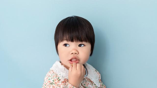 别再逼孩子“戒咬甲”！娃频繁啃手指，是在提醒你