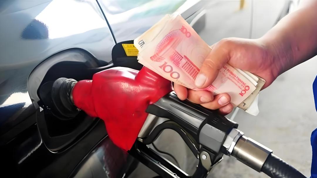 “去年加的油还剩一半”，这次“油价刺客”被比亚迪挡下了