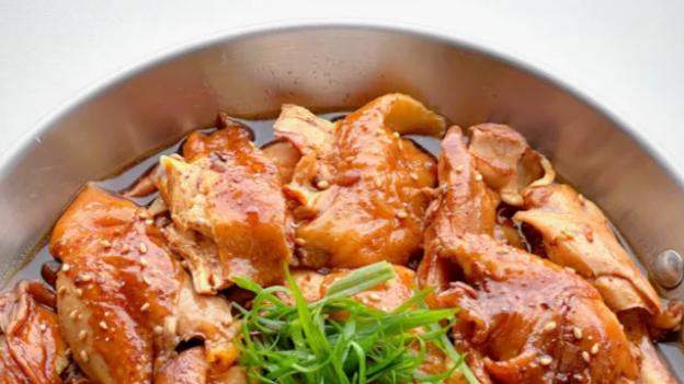 电饭煲懒人版豉油鸡：咸香入味超省事，一键焖出零油烟的神仙硬菜