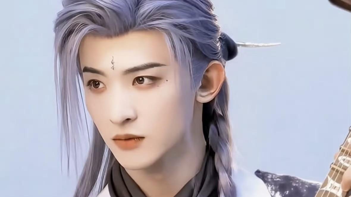 常华森银发金丝眼镜亮相峡谷拜年秀，电竞男神形象引爆社交平台