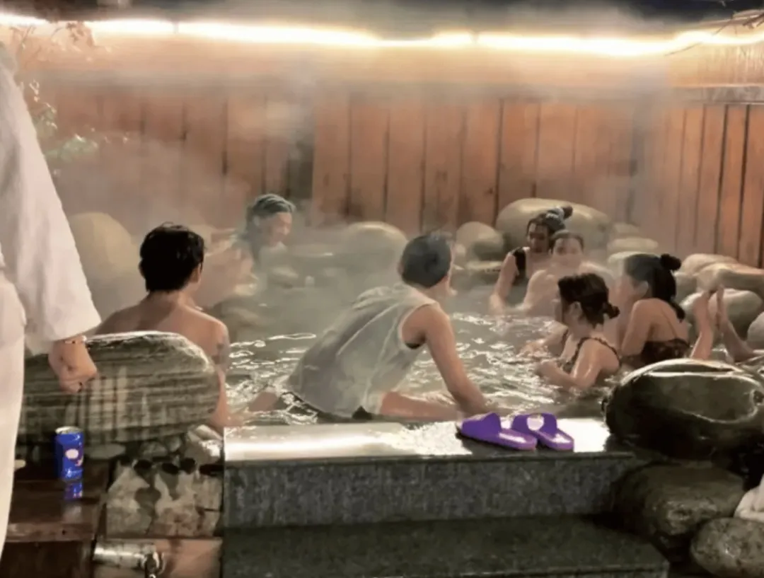 不是洗澡，是躺平：中国洗浴中心为什么突然赚疯了？