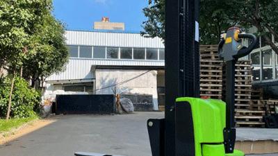 仓库地形窄小 选全电动步行式堆高车很合适