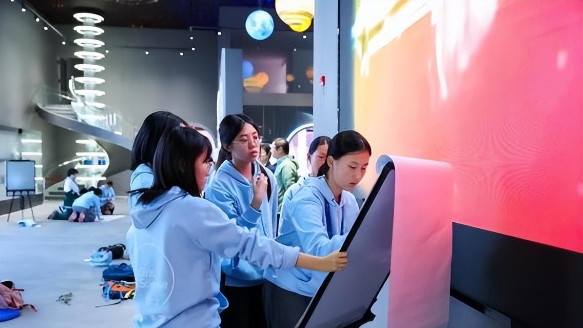 欧莱雅中国升级“一代耀一代”科技女生赋能计划，构建“女科学家+青年 女科技工作者+科技女生”代际赋能