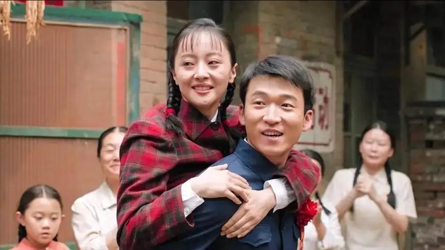 《纯真年代的爱情》直到费霆本性暴露，林梅怀孕逼迫费霓搬离娘家，才明白刘伟为何两次勾搭方穆静