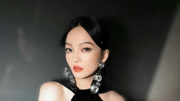 张韶涵黑裙舞台造型杀疯了！又美又飒气场全开