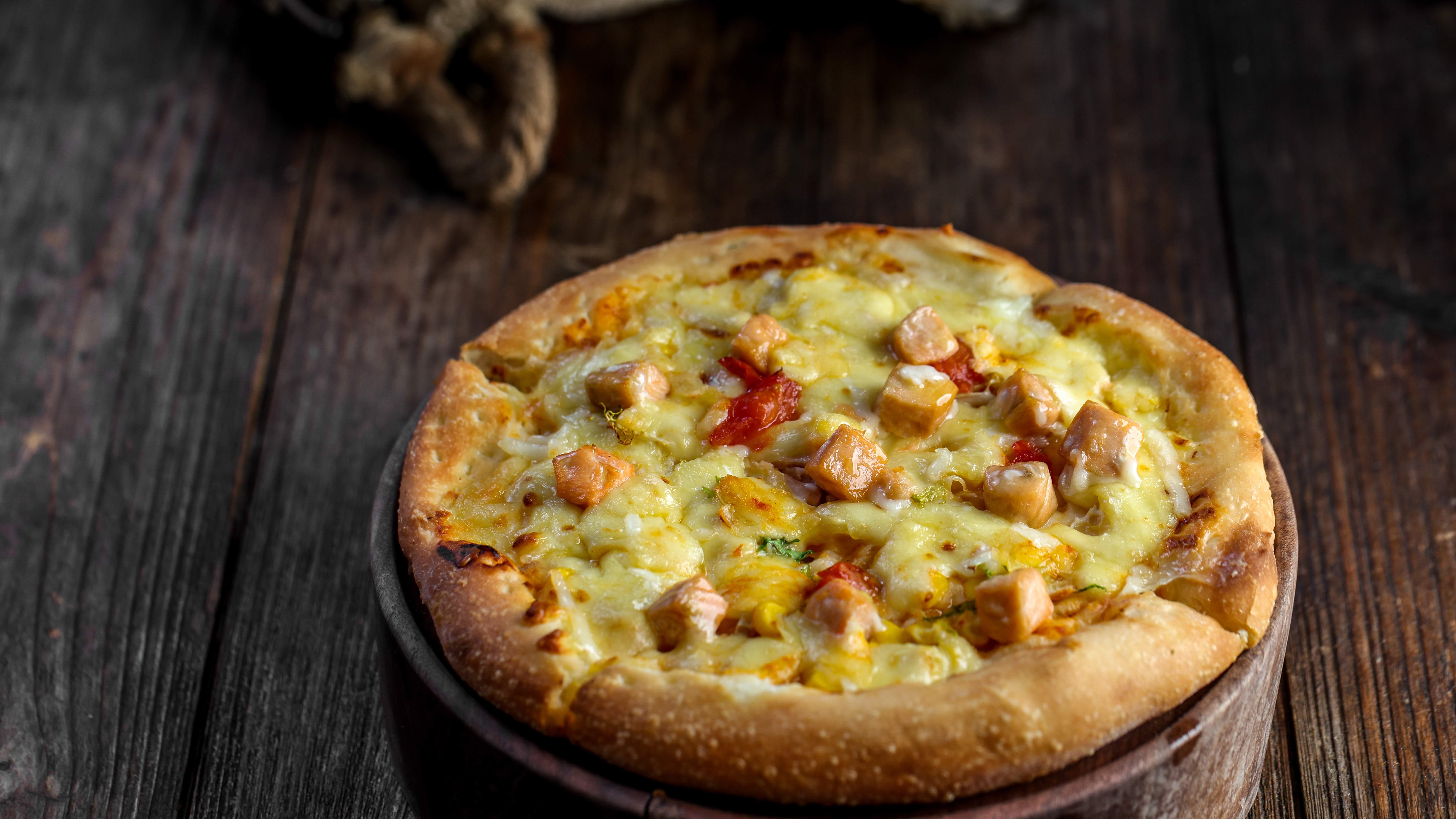 芝士拉丝的快乐，藏在这份三文鱼披萨里！